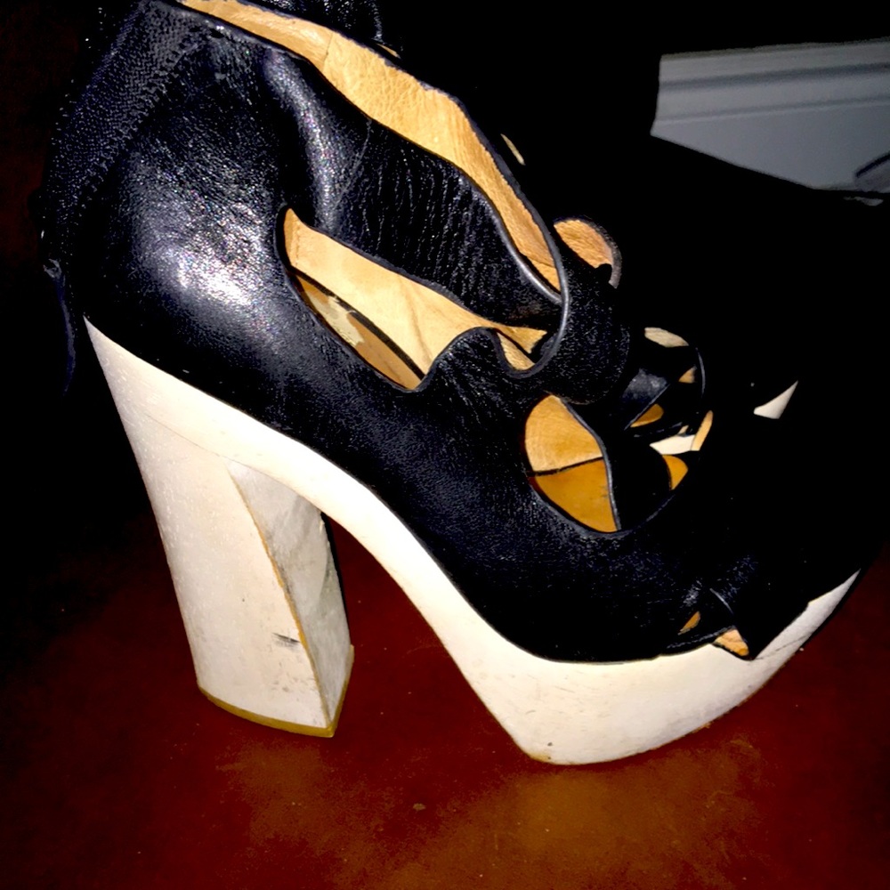 LEATHER & WOOD CHUNKY PLATFORM HEELS.